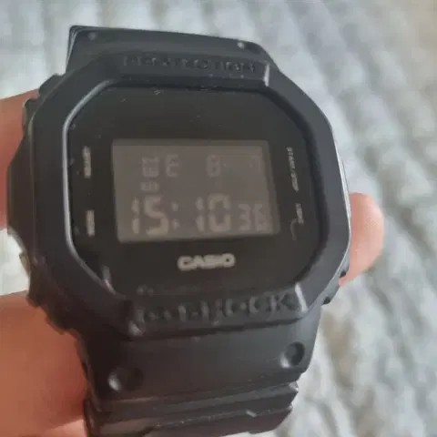 카시오 지샥 DW-5600BB 판매합니다.